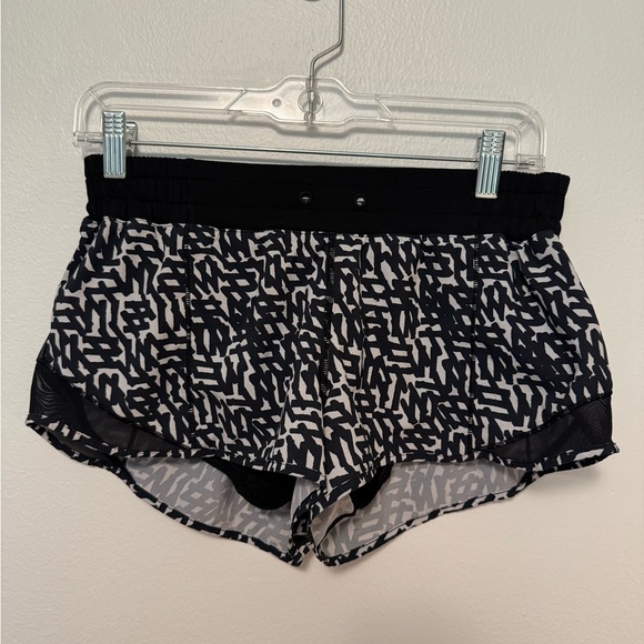 2.5” Lululemon net pop hotty hot shorts in white and black. Size 6. - Picture 1 of 14